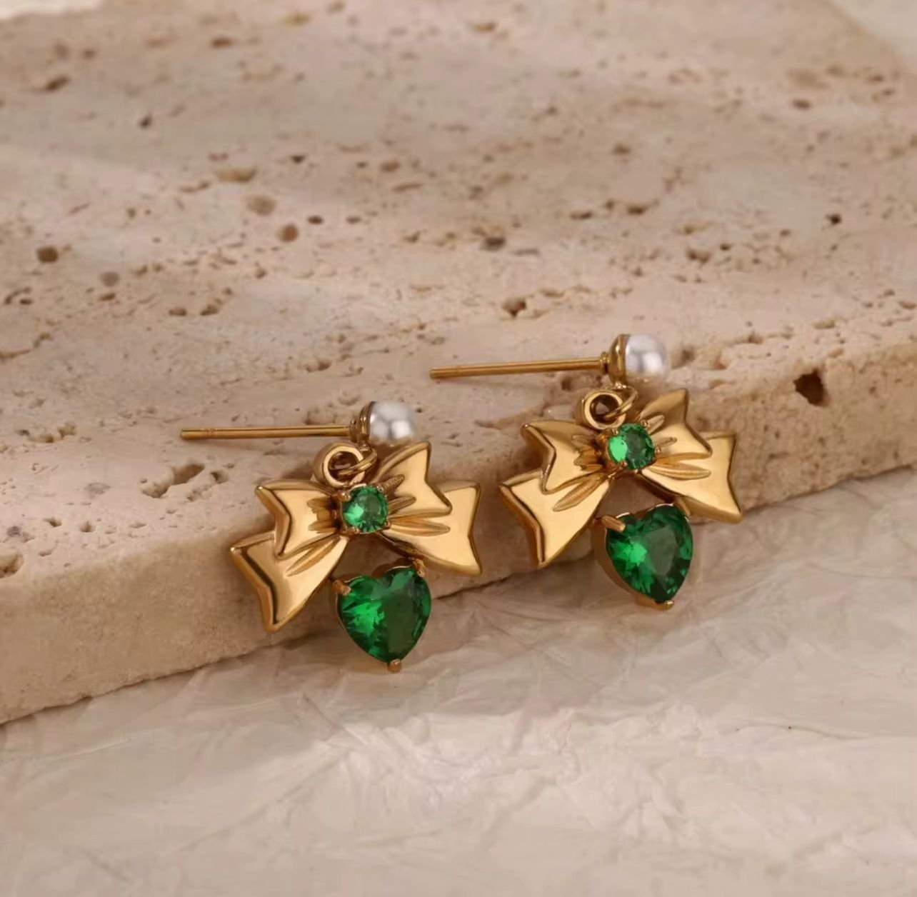 18K gold plated bow earing with Green zircon heart