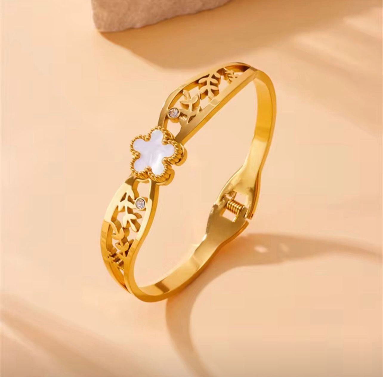 18K Gold-Plated fashion retro shell five petals Hollow out flower leaf bangle